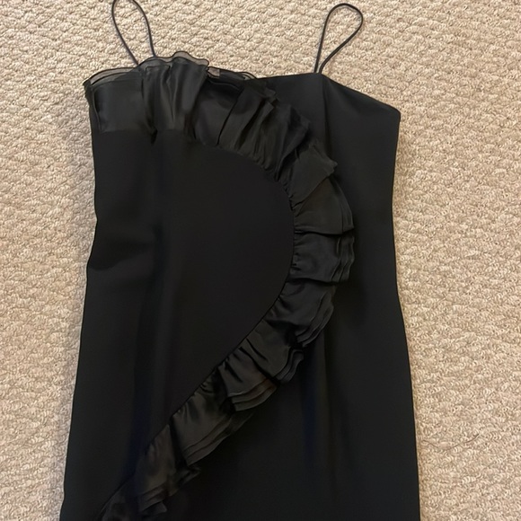 Black gown - Picture 2 of 4